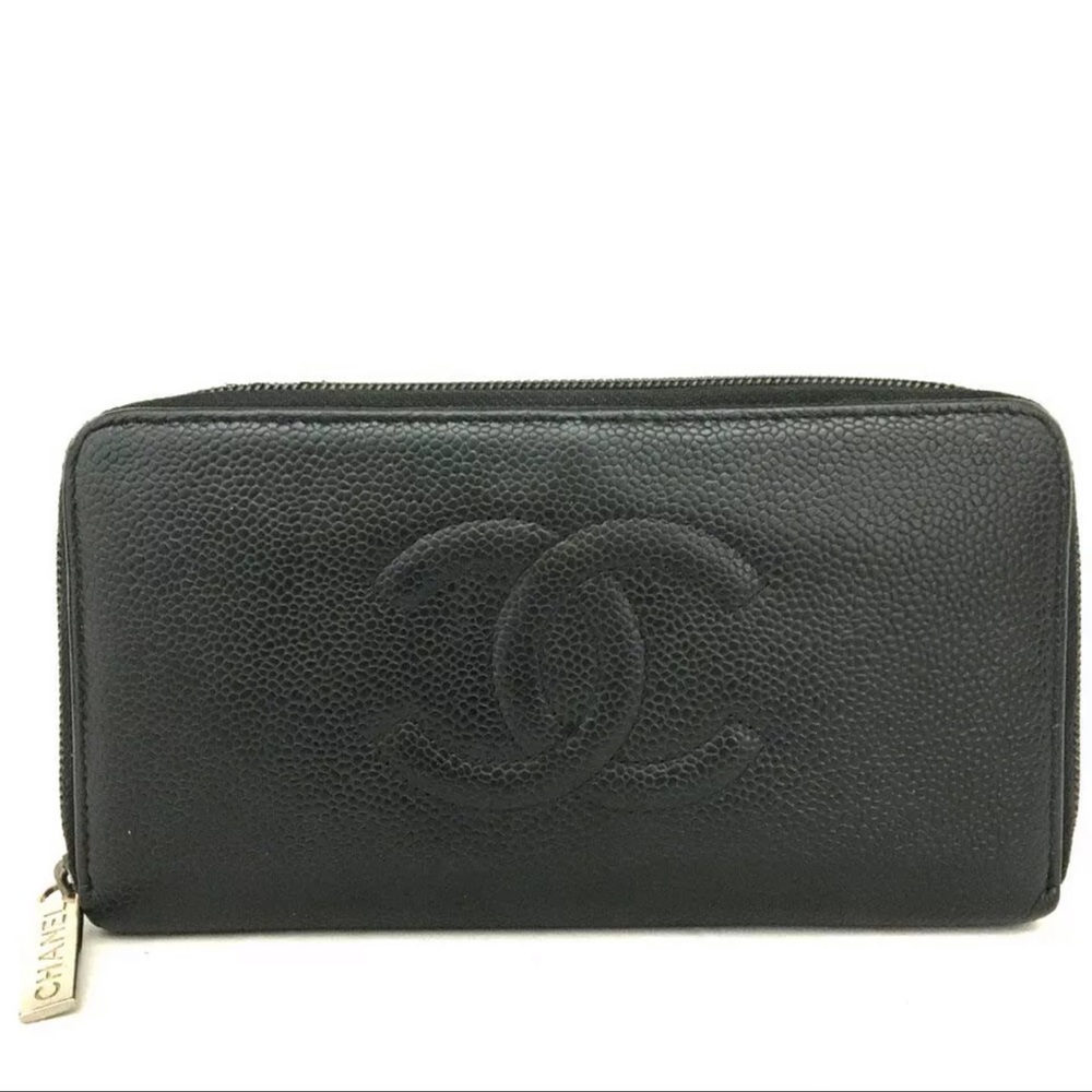 CHANEL Caviar Leather Zippy CC Logo Wallet. Silver tone zipper.